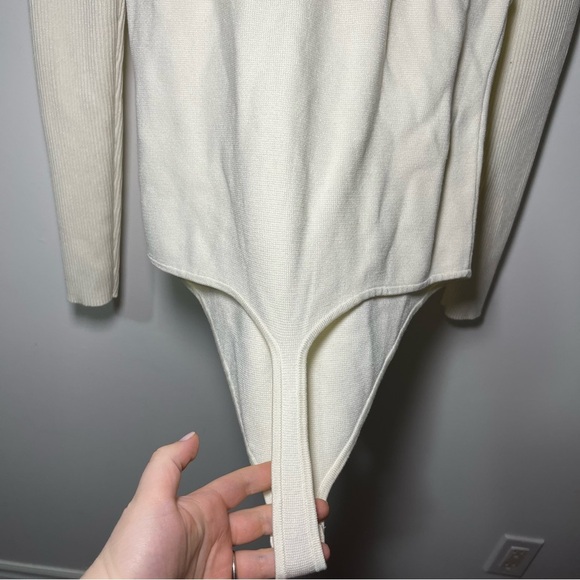 Abercombie & Fitch women's Cream long sleeve v neck ribbed bodysuit in size L - Picture 8 of 8